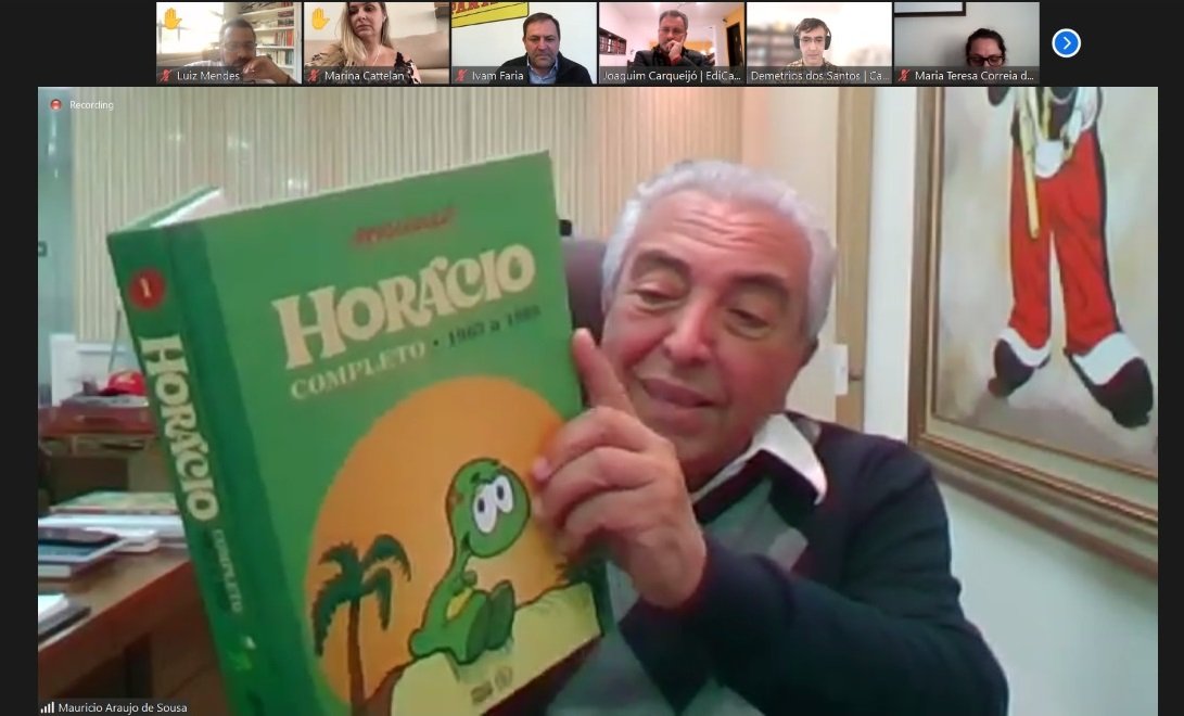 Mauricio de Sousa homem grisalho segura livro de histórias em quadrinhos de capa verde sobre Horácio