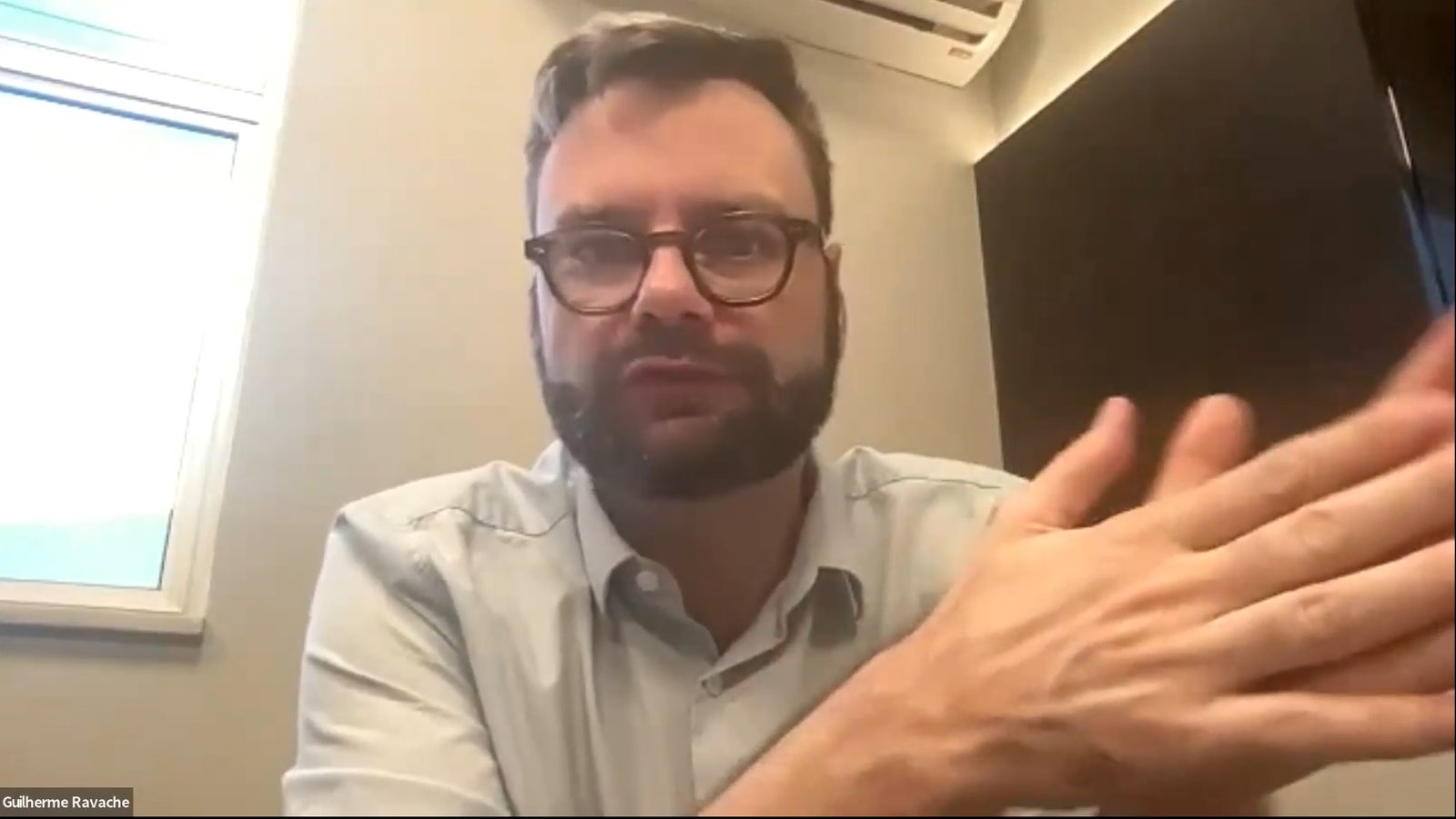 Homem branco de barba e cabelos castanhos usa óculos em ambiente de escritório Guilherme Ravache fala sobre monetização no Acelerando Negócios Digitais