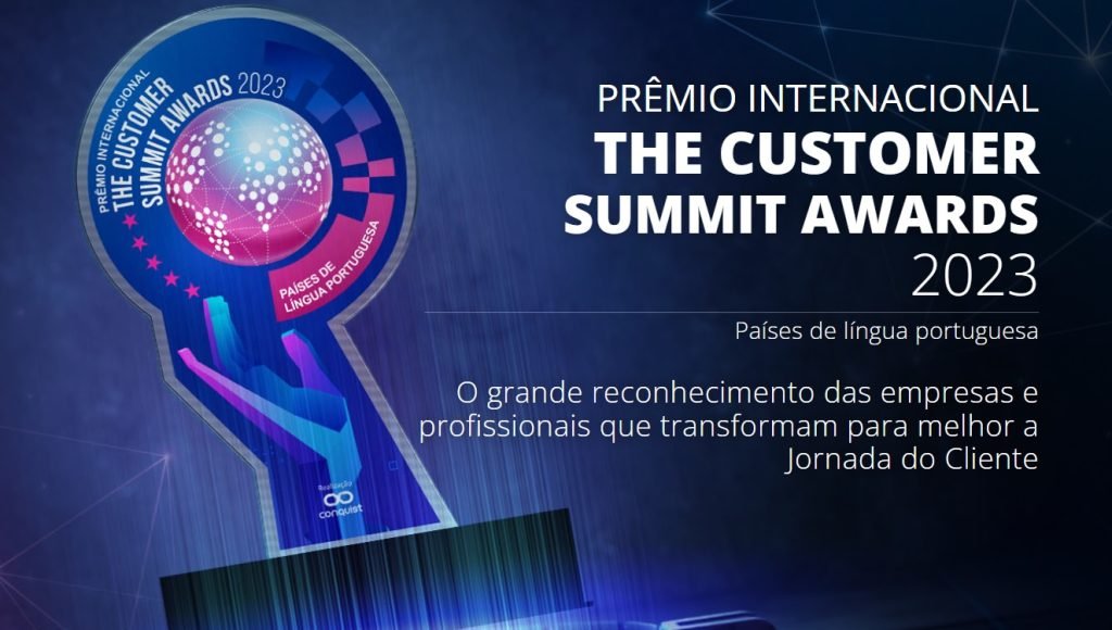 banner em funco escuro com imagem estilizada de mão segurando globo terrestre anuncia o The Customer Summit Awards