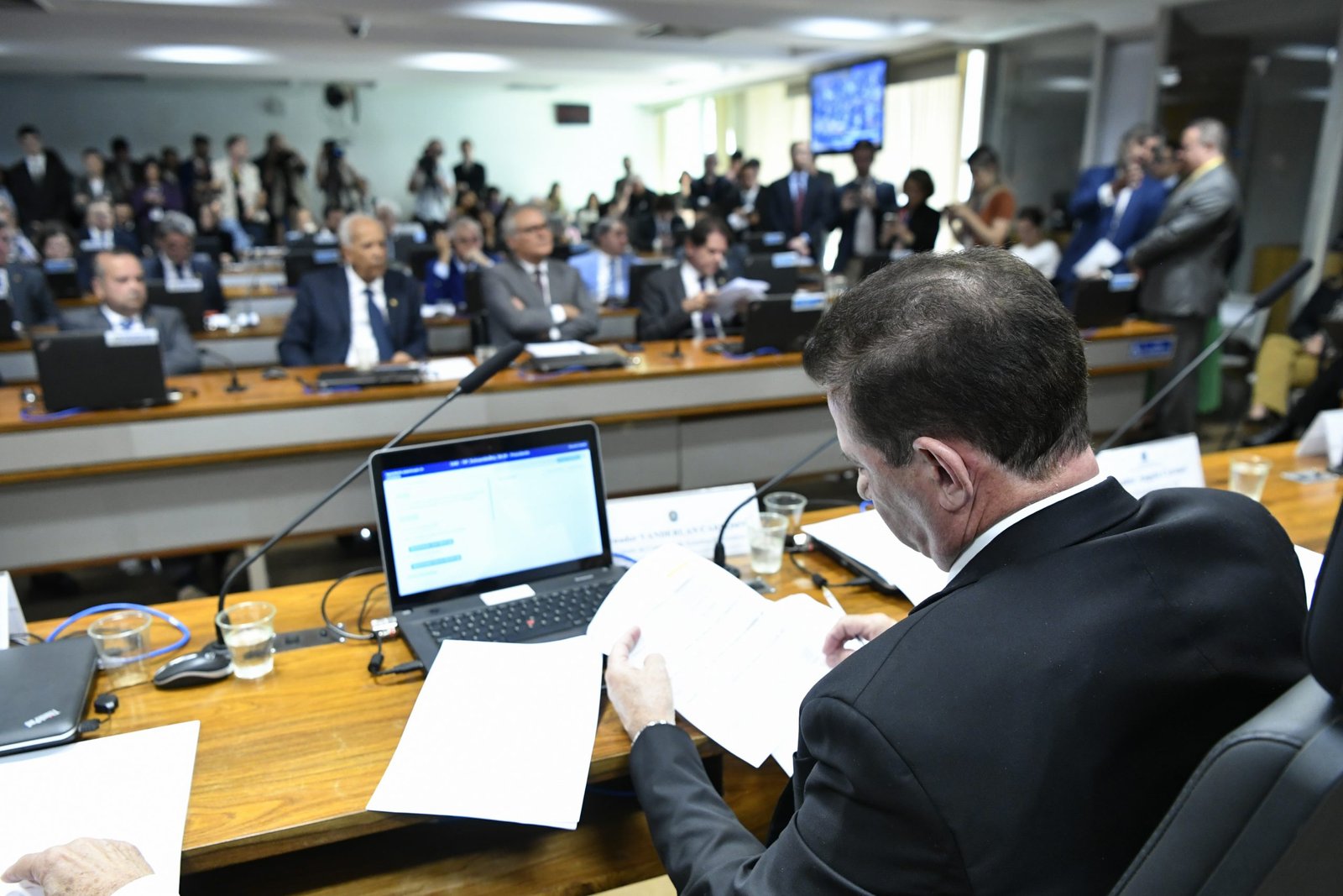 sala de reunião Comissão de Assuntos Econômicos CAE do Senado na votação do PL da desoneração da folha de pagamentoem turno suplementar