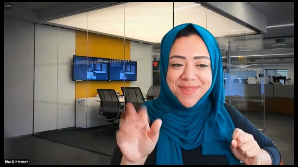 mulher branca com véu islâmico em tom azul esverdeado em ambiente de escritório Ethar El- Katatney fala em conferência online sobre métricas a convite do ICFJ para o programa Acelerando Negócios Digitais 2023