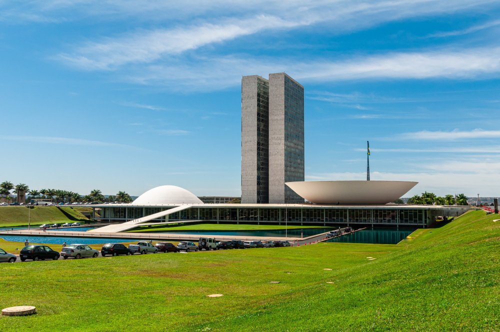 foto de fachada do congresso Nacional em Brasília em dia de céu azul