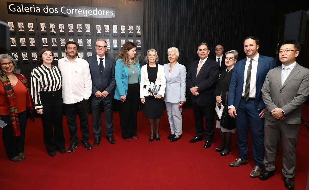 representantes de associações em foto com a ministra Cármen Lúcia na campanha contra mentiras