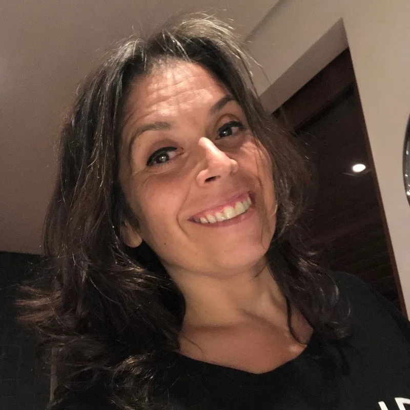 Lana Bitu mulher branca de cabelos castanhos e blusa preta redatora-chefe da revista Caras