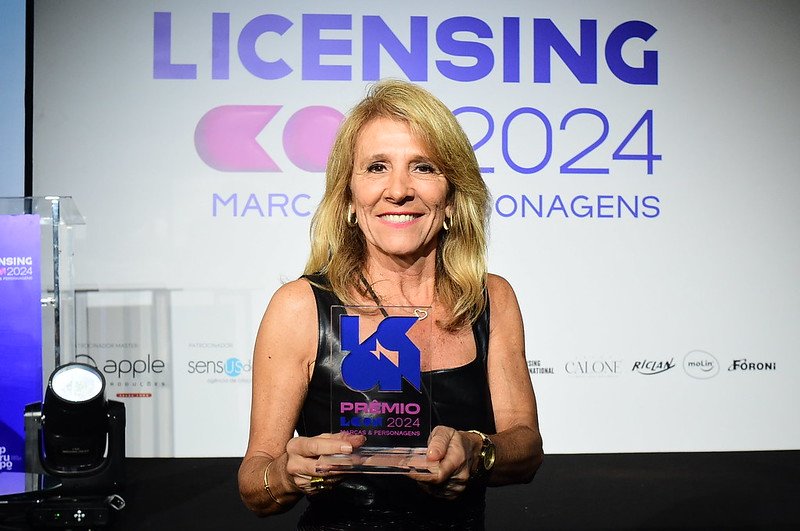 LicensingCon 2024 feira de licenciamento em São Paulo Marici Ferreira com troféu. Foto: Divulgação EPGrupo/Maneko Alves