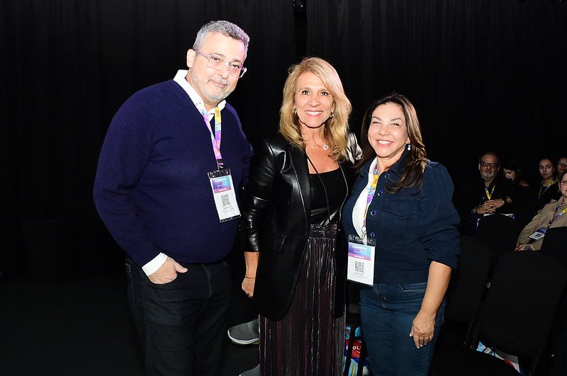 LicensingCon 2024 feira de licenciamento em São Paulo Marici Ferreira com Rodrigo Paiva e Monica Souza MSP. Foto: Divulgação EPGrupo/Maneko Alves