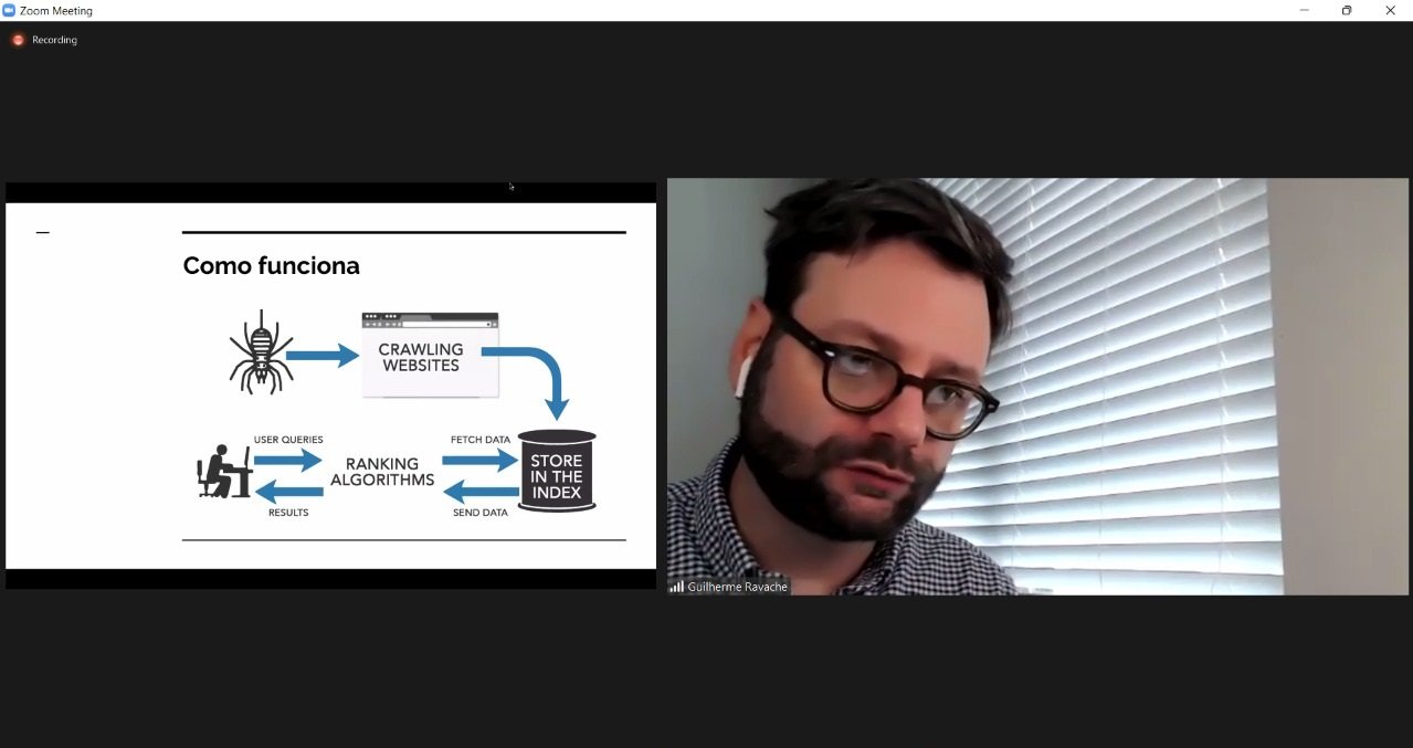Tela de apresentação com fundo branco sobre fuincionamento dos algoritmos ao lado de imagem de homem de óculos, barba e camisa listrada