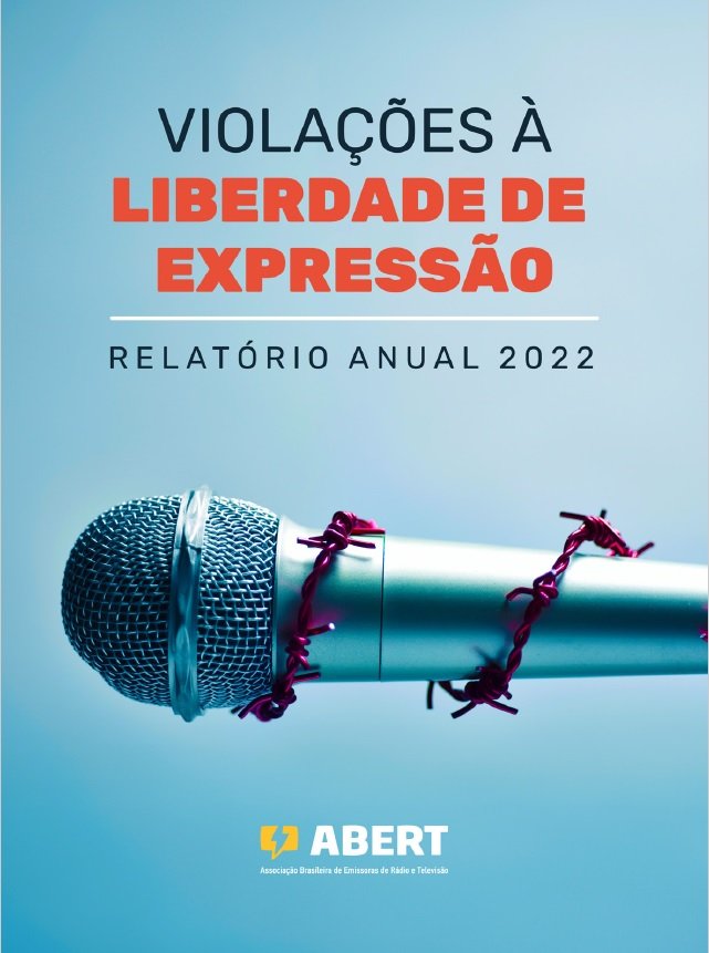 Capa do Relatório Violações à Liberdade de Imprensa da Abert mostra microfone envolto em um arame farpado vermelho sangue