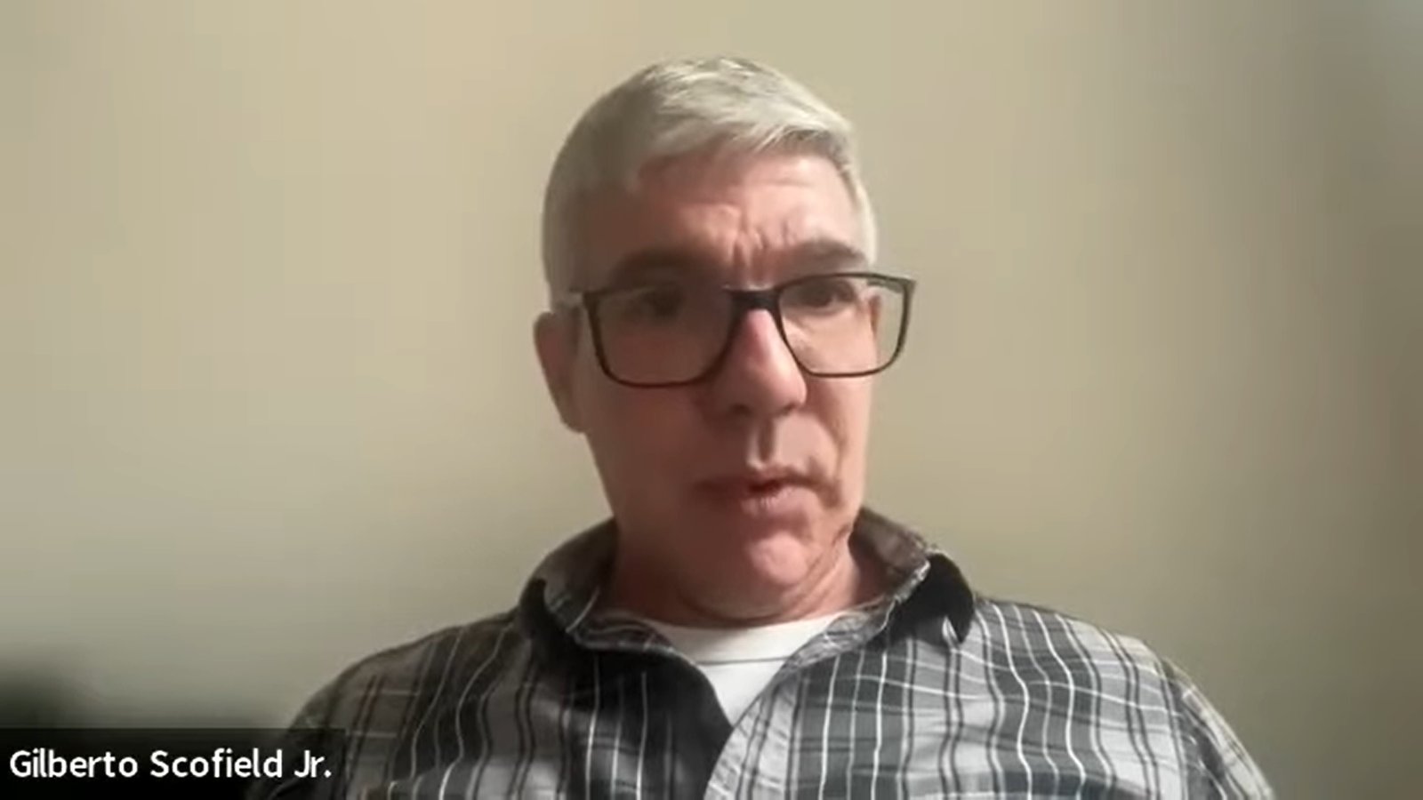 homem branco de cabelos grisalhos e blusa xadres usa oculos de aro marrom Gilberto Scofield Jr. fala de jornalismo empreendedor no Café comAner de 4 de julho de 2023