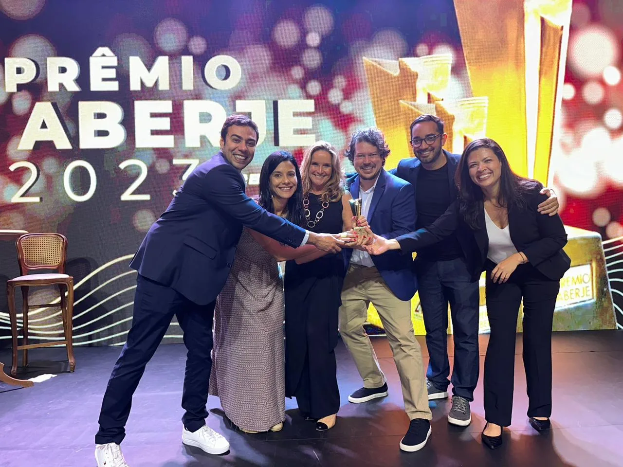 equipe Braóes digital publishing em palco comemorando o premio aberje 2023 pelo portal próximo nível da embratel