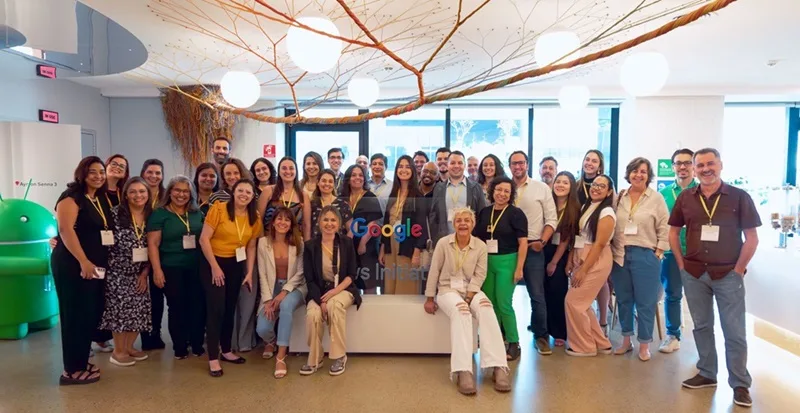 Grupo de pessoas em ambiente interno durante encontro no Google