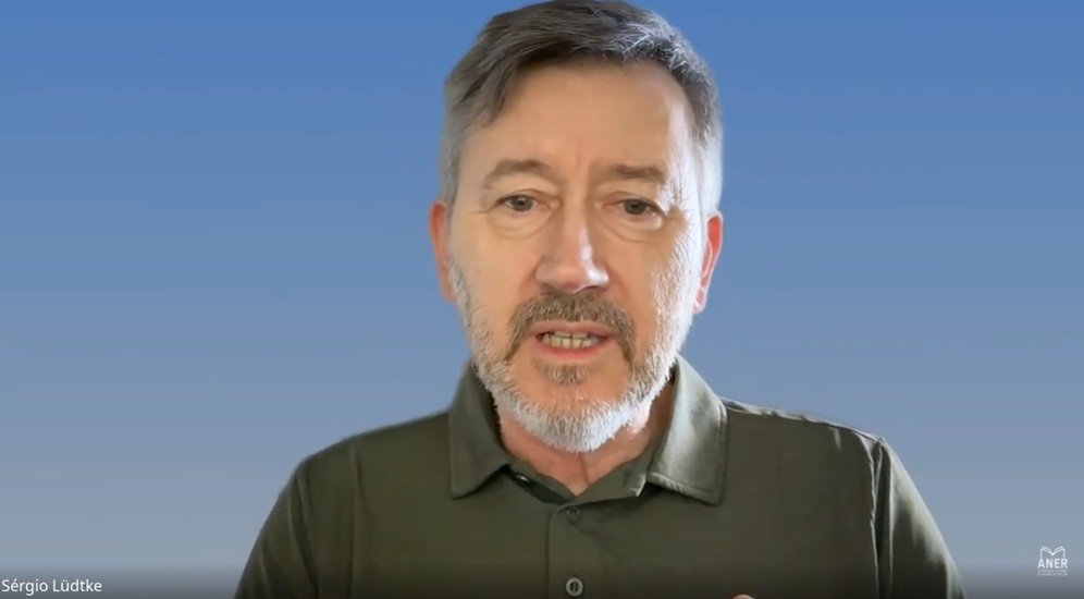 Sérgio Lüdtke fala sobre IA desinformação e eleições no Café com Aner