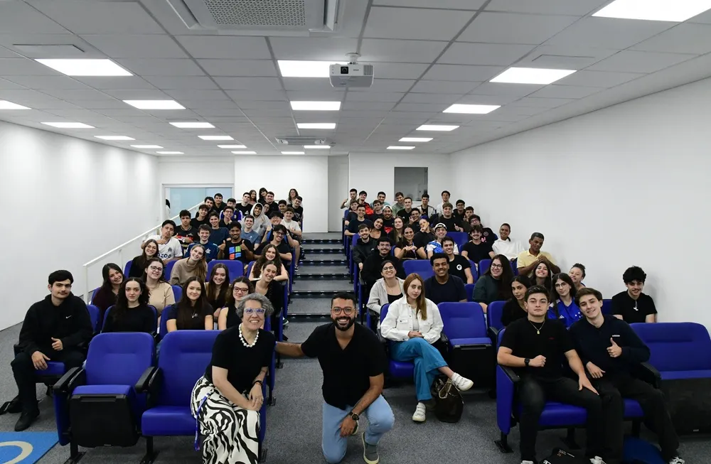 Professora Tania Teixeira com alunos na Faculdade Casper líbero, agora são associados à Aner