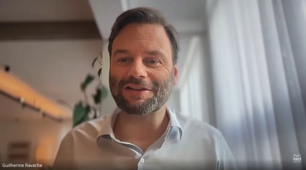 Guilherme Ravache fala no Café com Aner sobre jornalismo e IA como aprender com grandes marcas como Ferrarri a deixar de se commodity